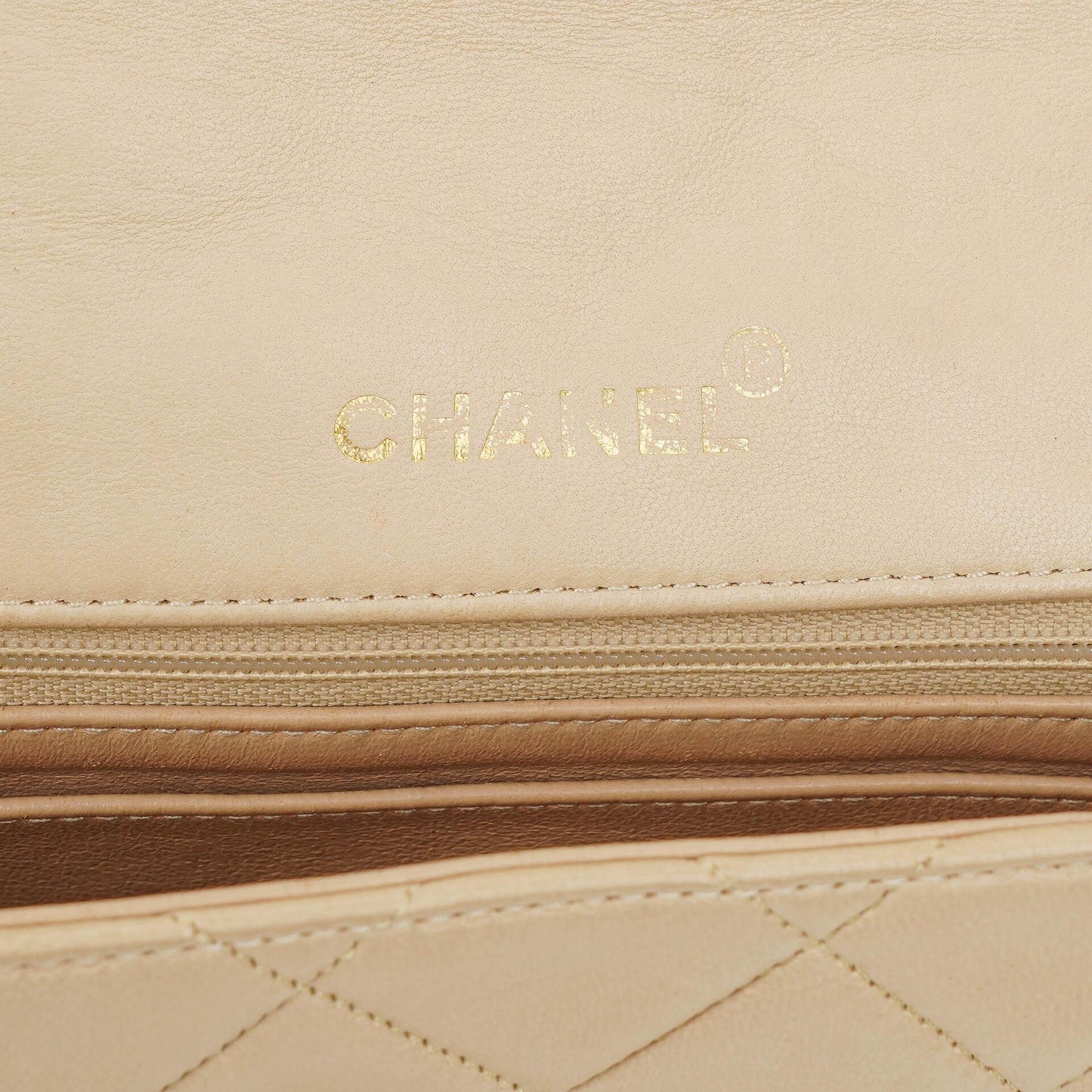 Chanel Diana Vintage Medium Flap Bag aus beigem gestepptem Lammleder mit 24K vergoldeten Beschlägen