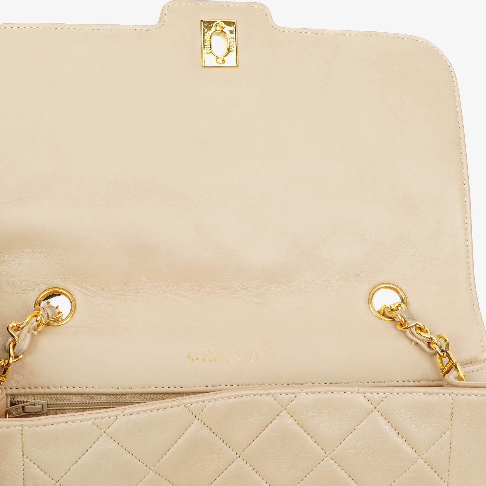 Chanel Diana Vintage Medium Flap Bag aus beigem gestepptem Lammleder mit 24K vergoldeten Beschlägen