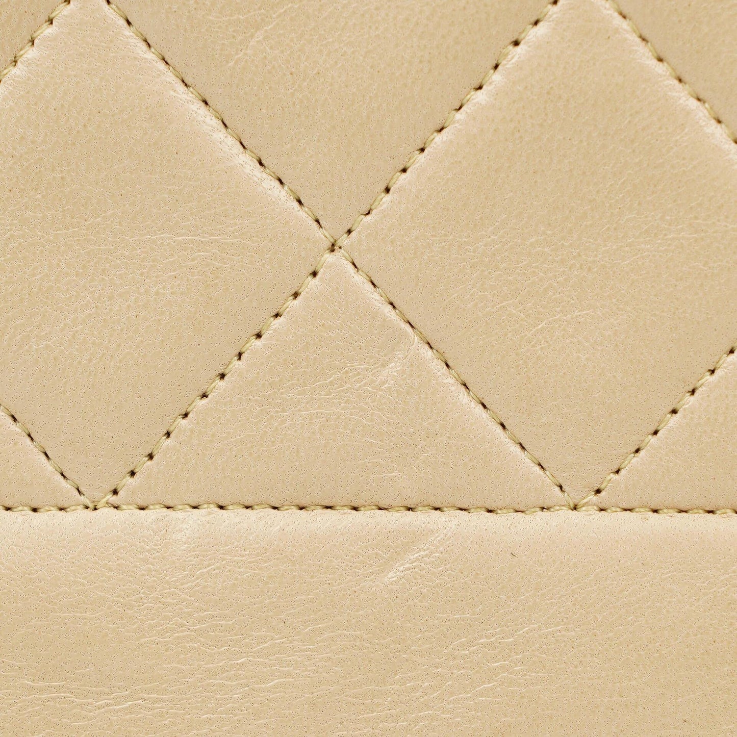 Chanel Diana Vintage Medium Flap Bag aus beigem gestepptem Lammleder mit 24K vergoldeten Beschlägen