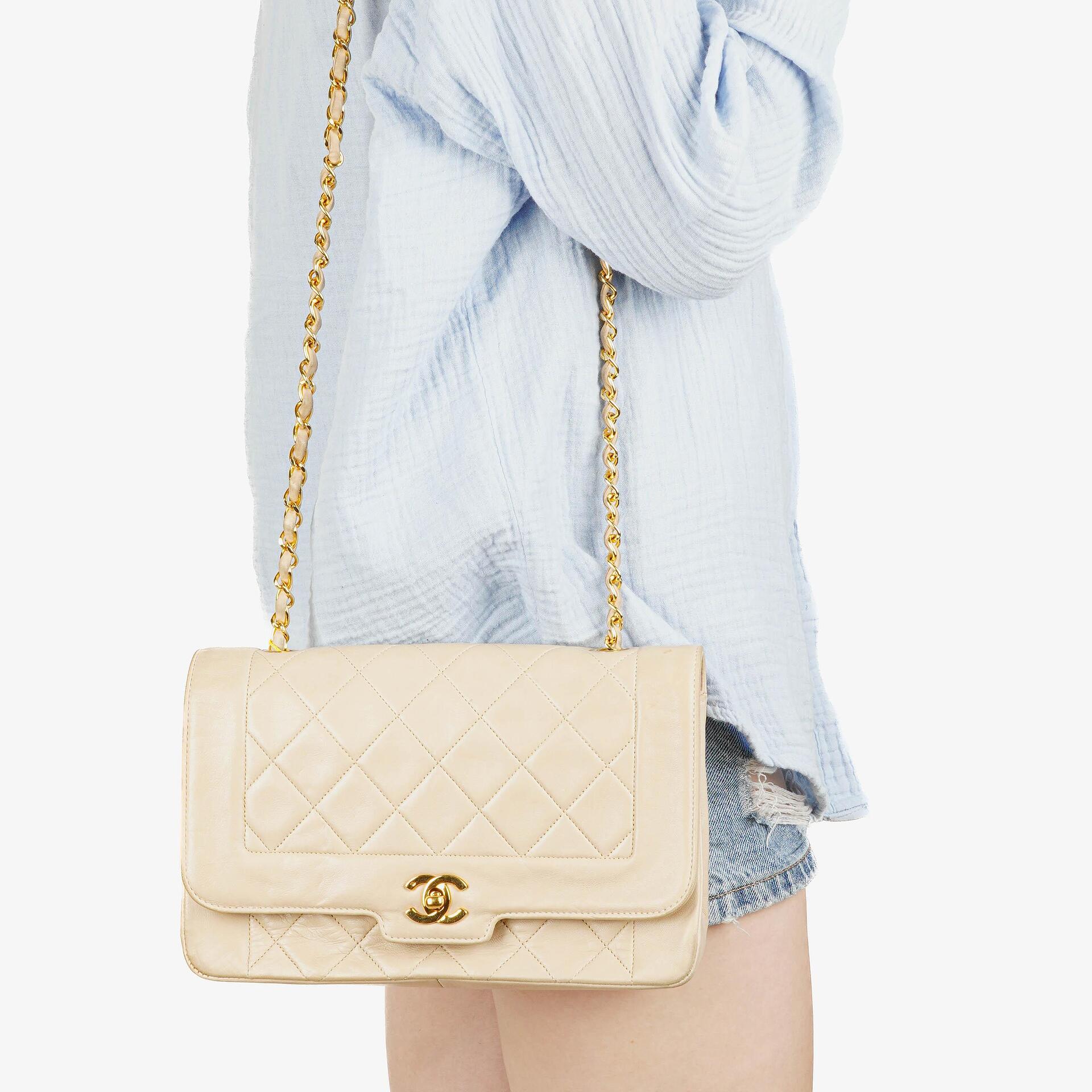 Chanel Diana Vintage Medium Flap Bag aus beigem gestepptem Lammleder mit 24K vergoldeten Beschlägen
