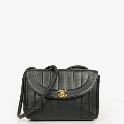 Chanel Diana Single Flap Tasche aus schwarzem vertikal gestepptem Lammleder mit 24K vergoldeter Hardware