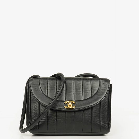 Chanel Diana Single Flap Tasche aus schwarzem vertikal gestepptem Lammleder mit 24K vergoldeter Hardware