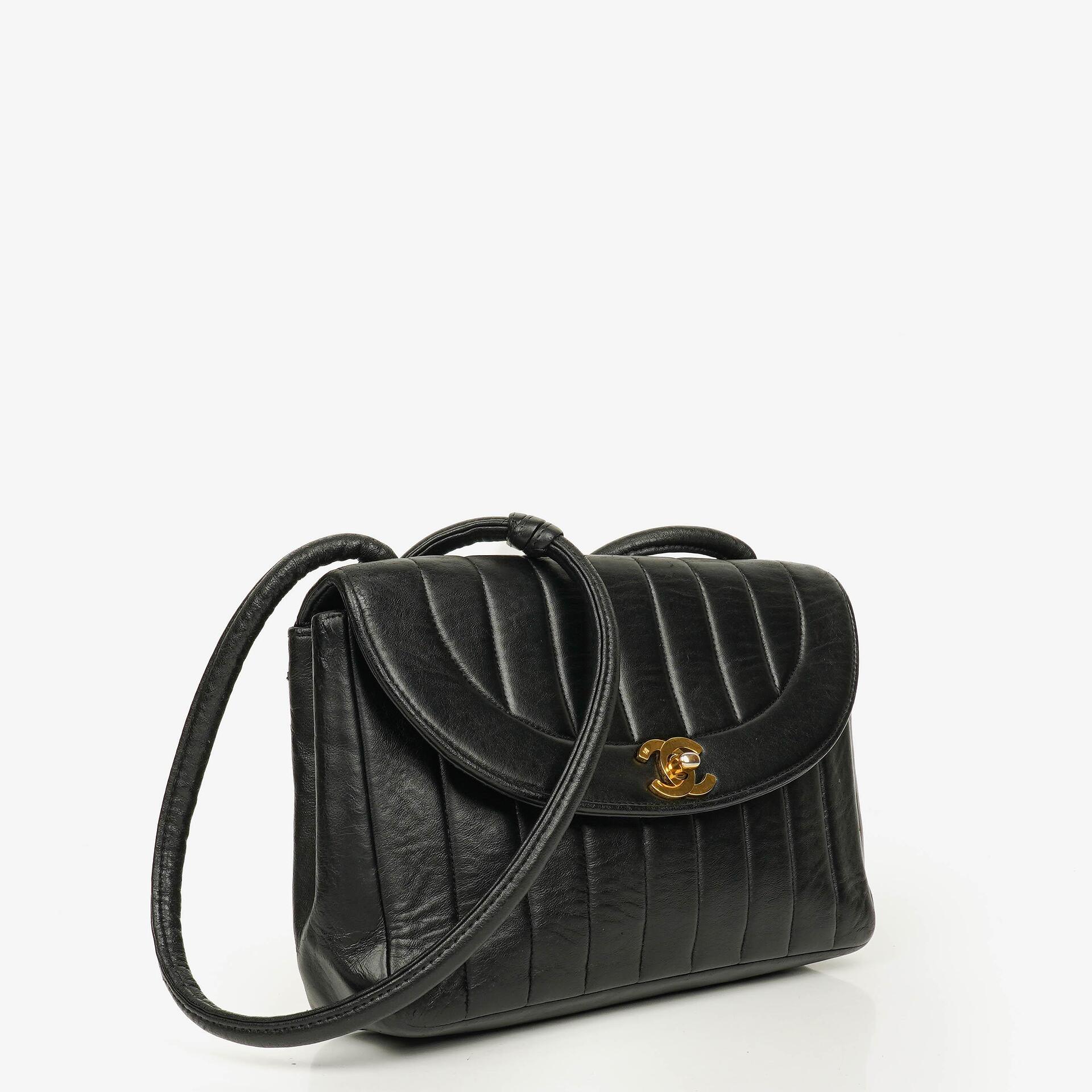 Chanel Diana Single Flap Tasche aus schwarzem vertikal gestepptem Lammleder mit 24K vergoldeter Hardware