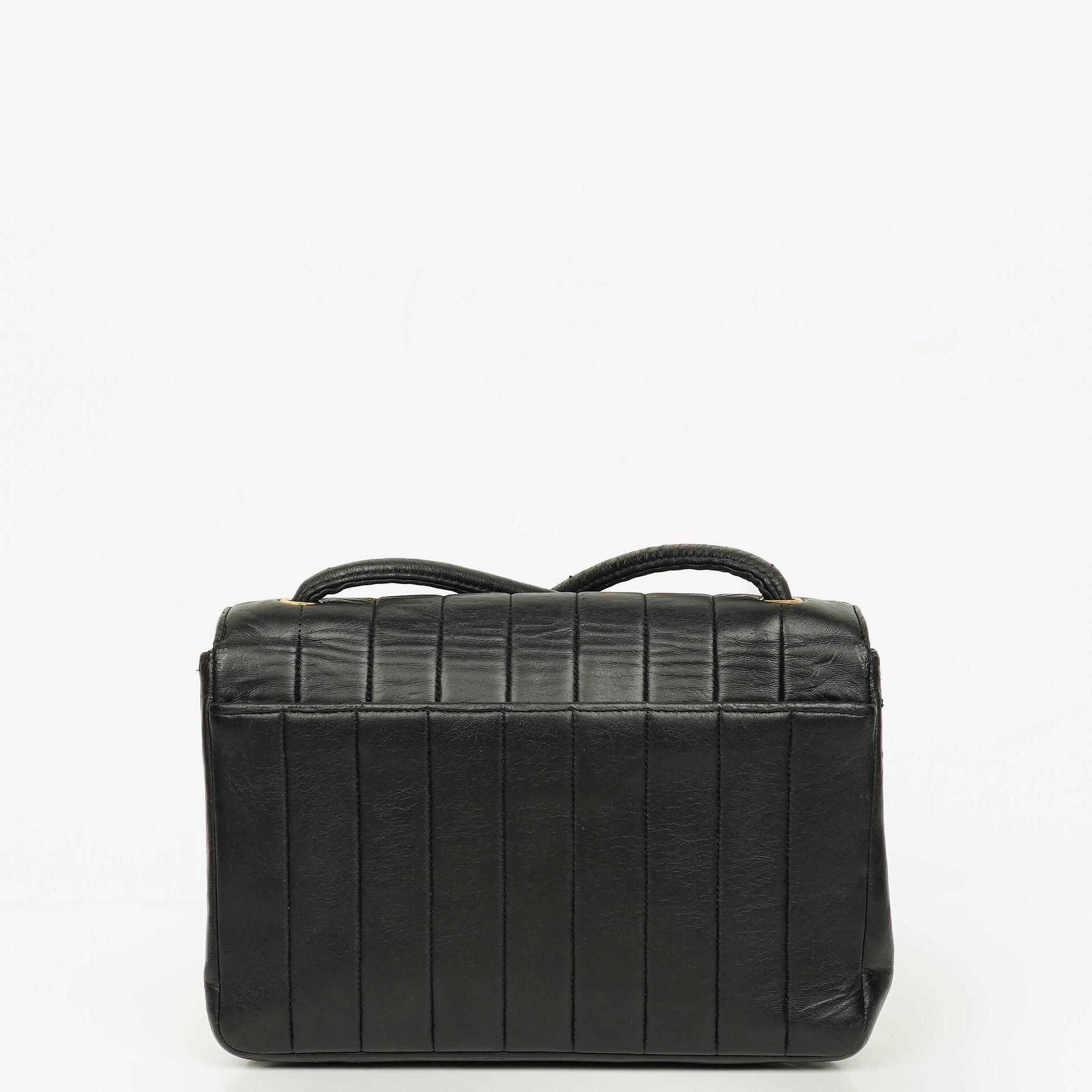 Chanel Diana Single Flap Tasche aus schwarzem vertikal gestepptem Lammleder mit 24K vergoldeter Hardware