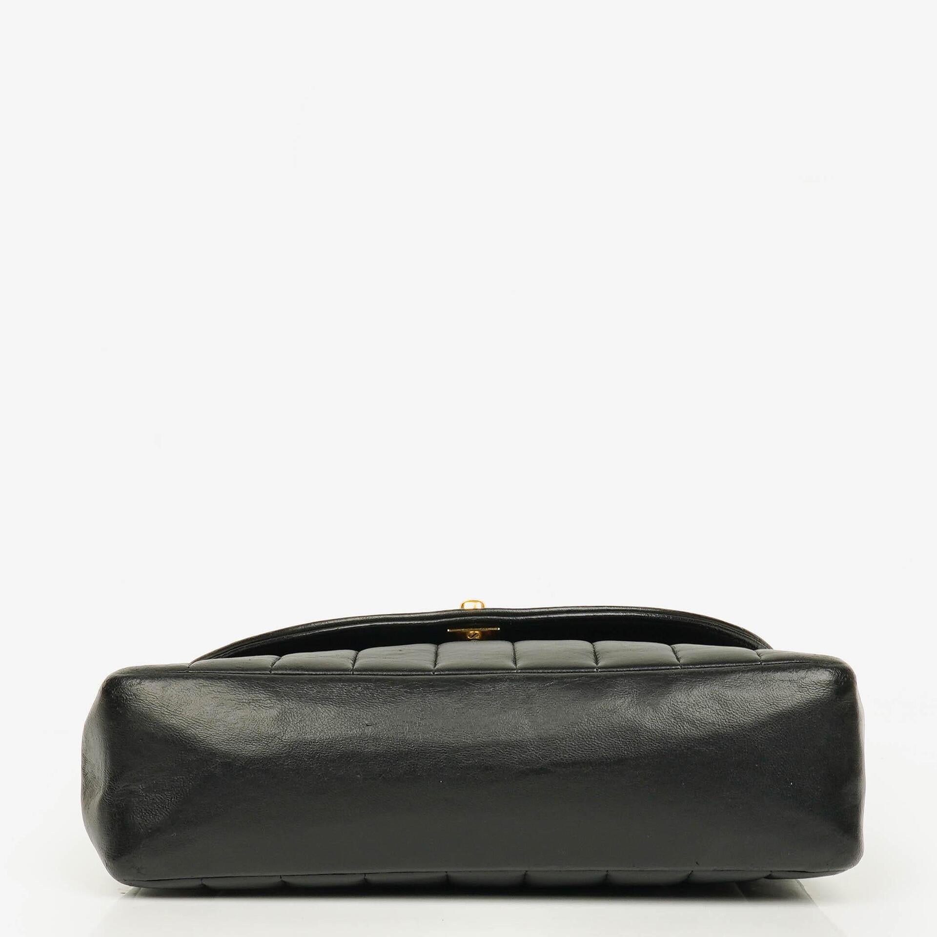Chanel Diana Single Flap Tasche aus schwarzem vertikal gestepptem Lammleder mit 24K vergoldeter Hardware