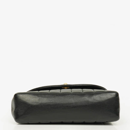 Chanel Diana Single Flap Tasche aus schwarzem vertikal gestepptem Lammleder mit 24K vergoldeter Hardware