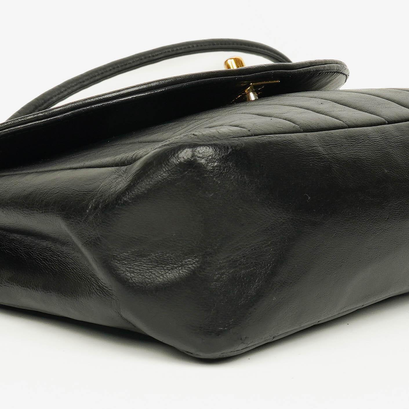 Chanel Diana Single Flap Tasche aus schwarzem vertikal gestepptem Lammleder mit 24K vergoldeter Hardware