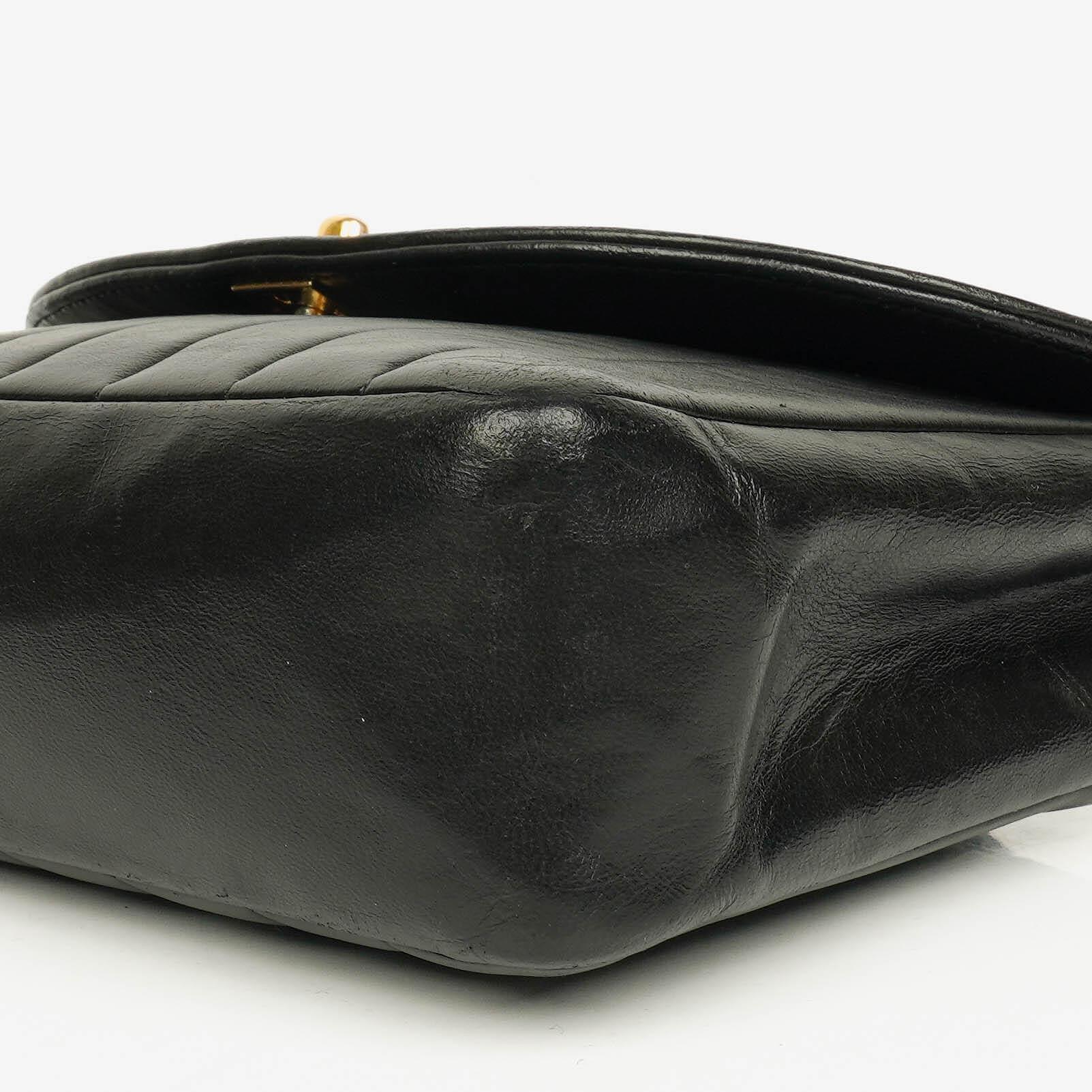 Chanel Diana Single Flap Tasche aus schwarzem vertikal gestepptem Lammleder mit 24K vergoldeter Hardware