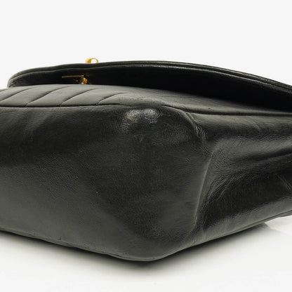 Chanel Diana Single Flap Tasche aus schwarzem vertikal gestepptem Lammleder mit 24K vergoldeter Hardware