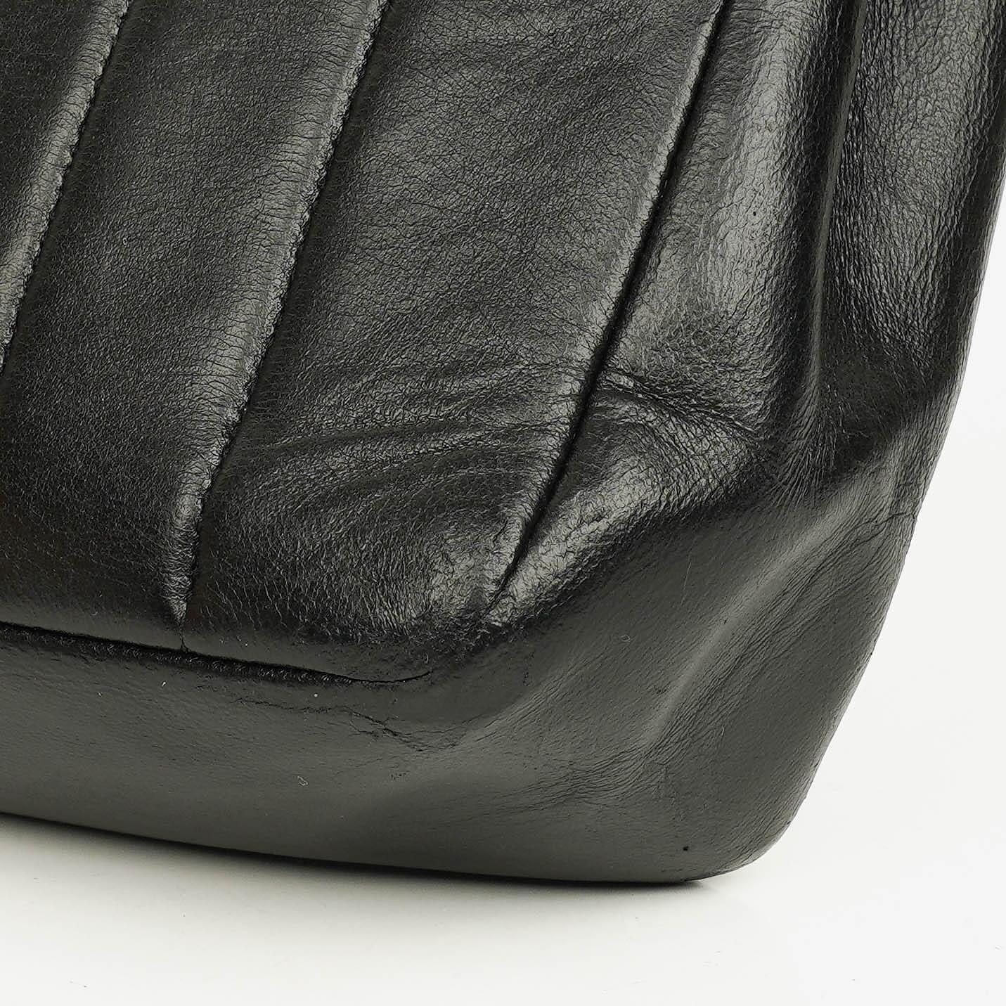 Chanel Diana Single Flap Tasche aus schwarzem vertikal gestepptem Lammleder mit 24K vergoldeter Hardware