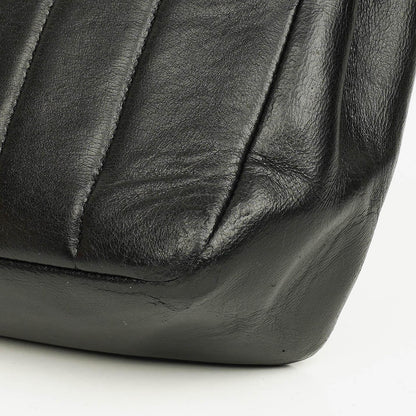 Chanel Diana Single Flap Tasche aus schwarzem vertikal gestepptem Lammleder mit 24K vergoldeter Hardware