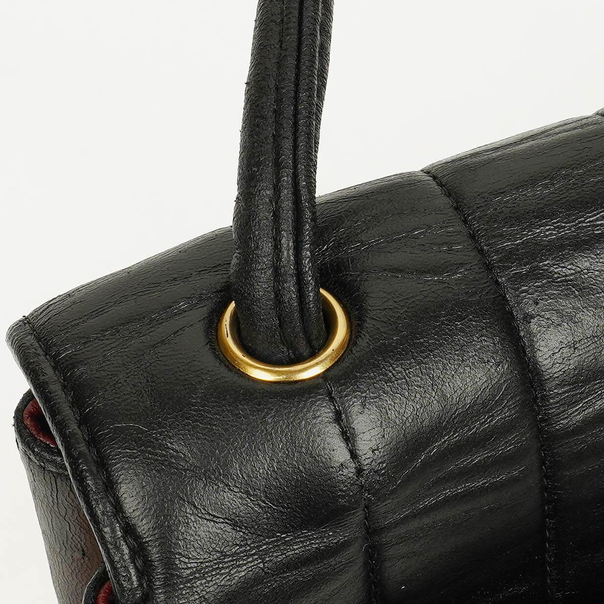 Chanel Diana Single Flap Tasche aus schwarzem vertikal gestepptem Lammleder mit 24K vergoldeter Hardware
