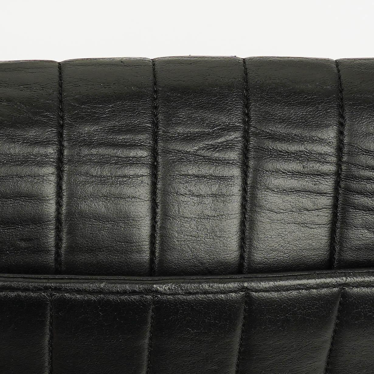 Chanel Diana Single Flap Tasche aus schwarzem vertikal gestepptem Lammleder mit 24K vergoldeter Hardware