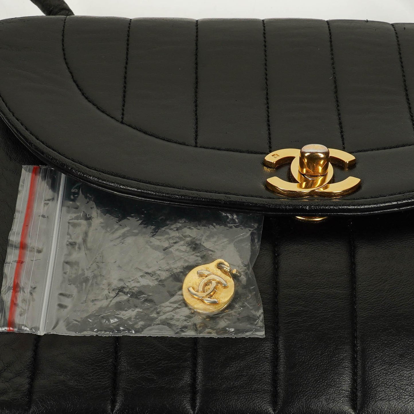 Chanel Diana Single Flap Tasche aus schwarzem vertikal gestepptem Lammleder mit 24K vergoldeter Hardware