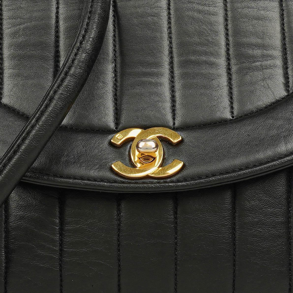 Chanel Diana Single Flap Tasche aus schwarzem vertikal gestepptem Lammleder mit 24K vergoldeter Hardware