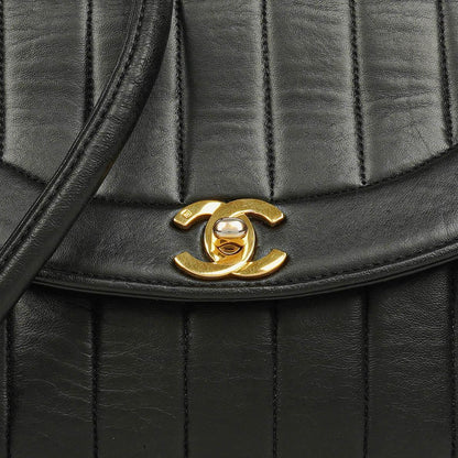 Chanel Diana Single Flap Tasche aus schwarzem vertikal gestepptem Lammleder mit 24K vergoldeter Hardware