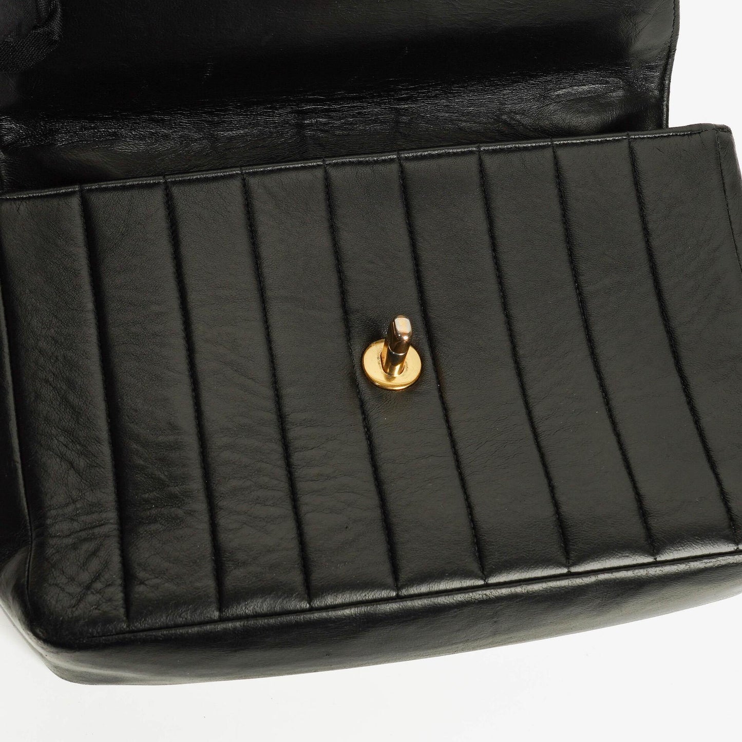 Chanel Diana Single Flap Tasche aus schwarzem vertikal gestepptem Lammleder mit 24K vergoldeter Hardware