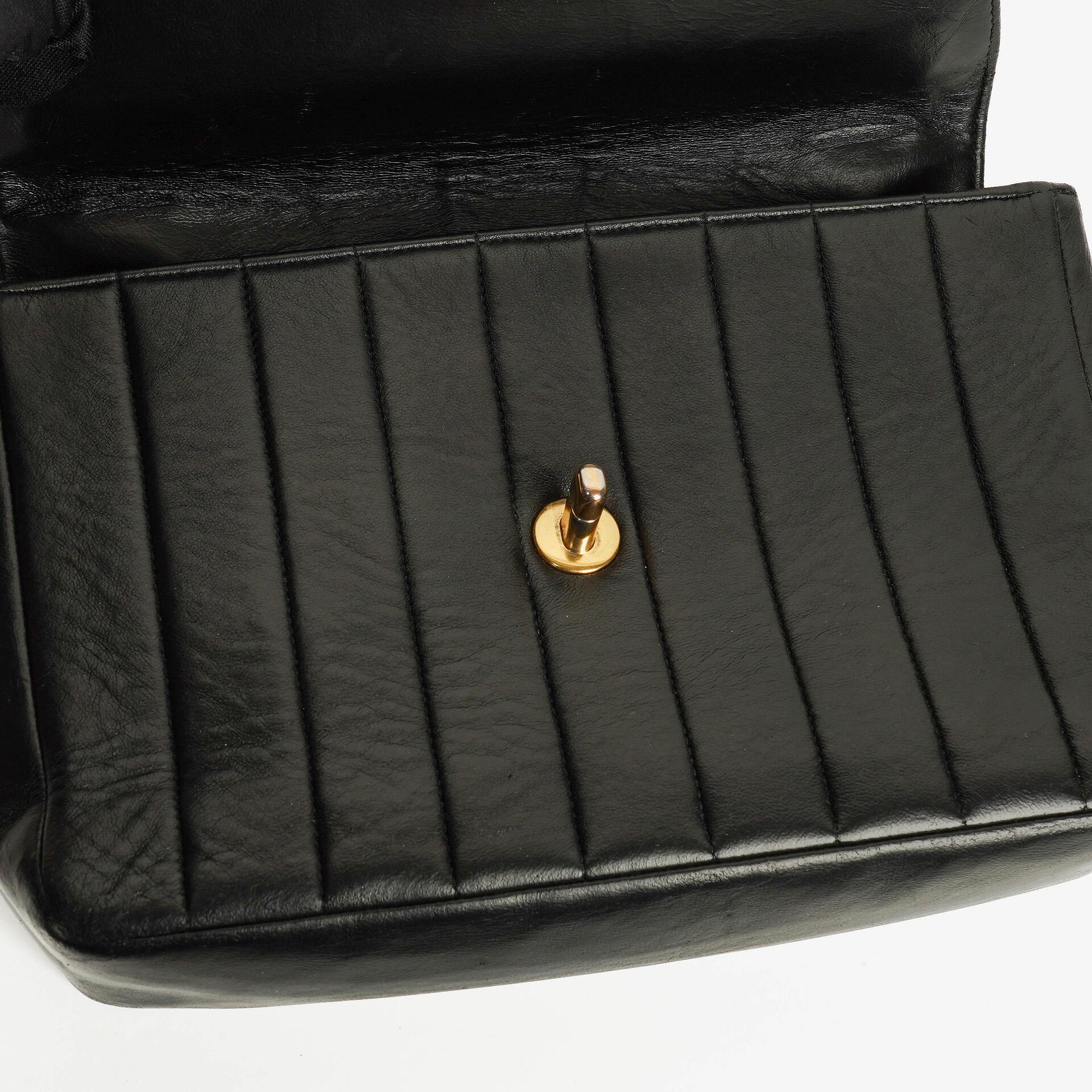 Chanel Diana Single Flap Tasche aus schwarzem vertikal gestepptem Lammleder mit 24K vergoldeter Hardware