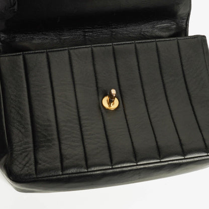 Chanel Diana Single Flap Tasche aus schwarzem vertikal gestepptem Lammleder mit 24K vergoldeter Hardware