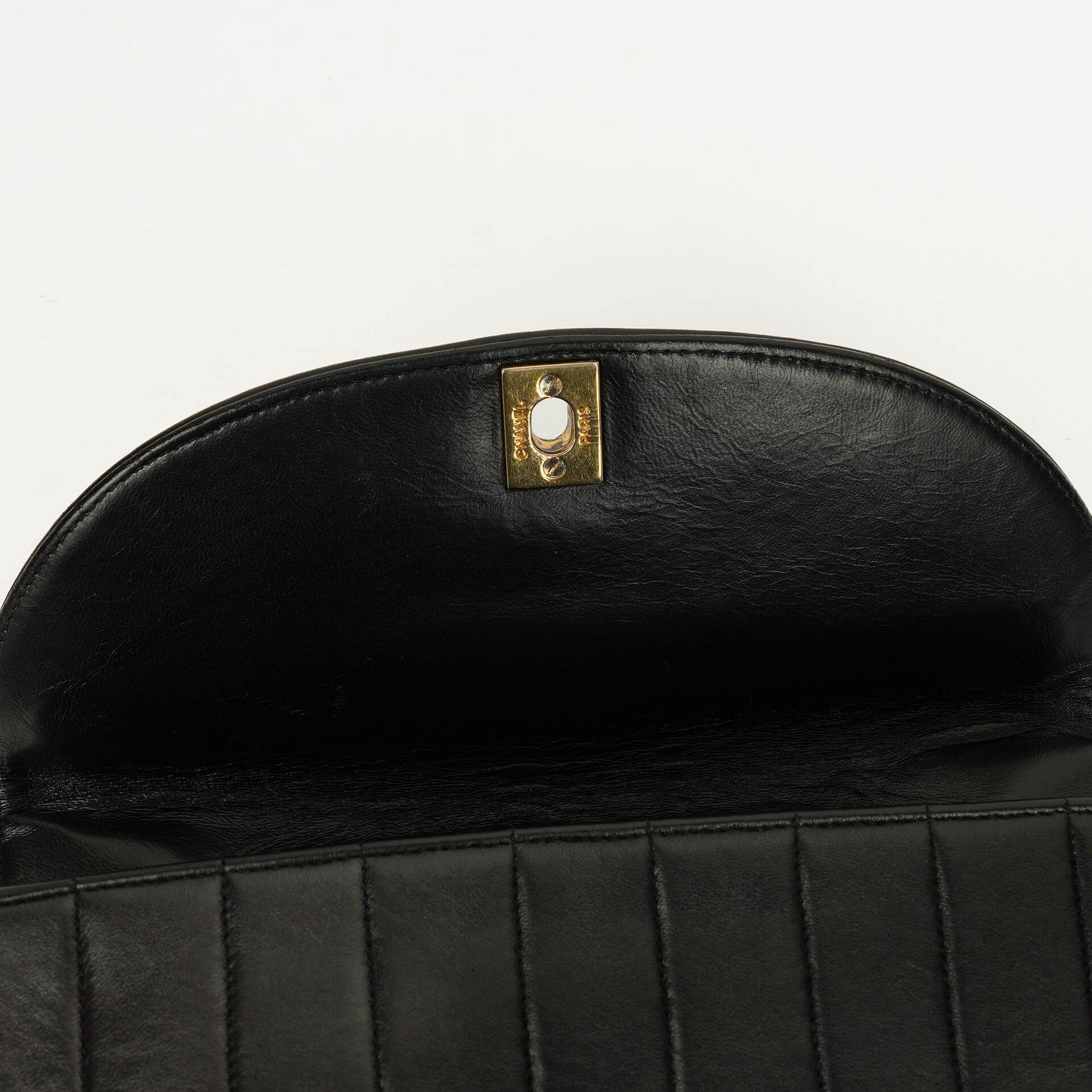 Chanel Diana Single Flap Tasche aus schwarzem vertikal gestepptem Lammleder mit 24K vergoldeter Hardware