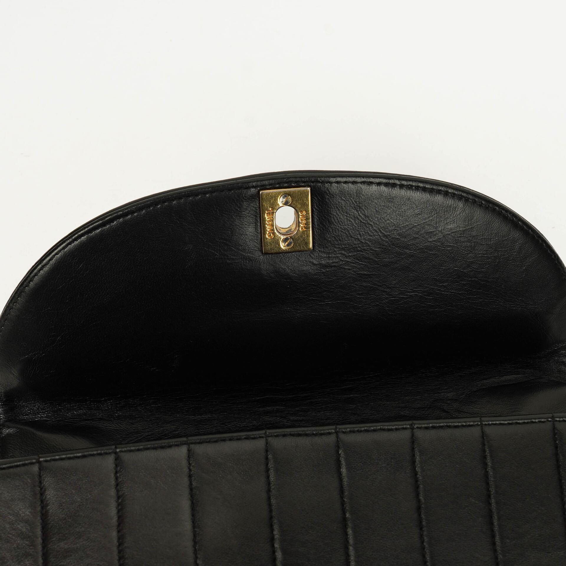 Chanel Diana Single Flap Tasche aus schwarzem vertikal gestepptem Lammleder mit 24K vergoldeter Hardware