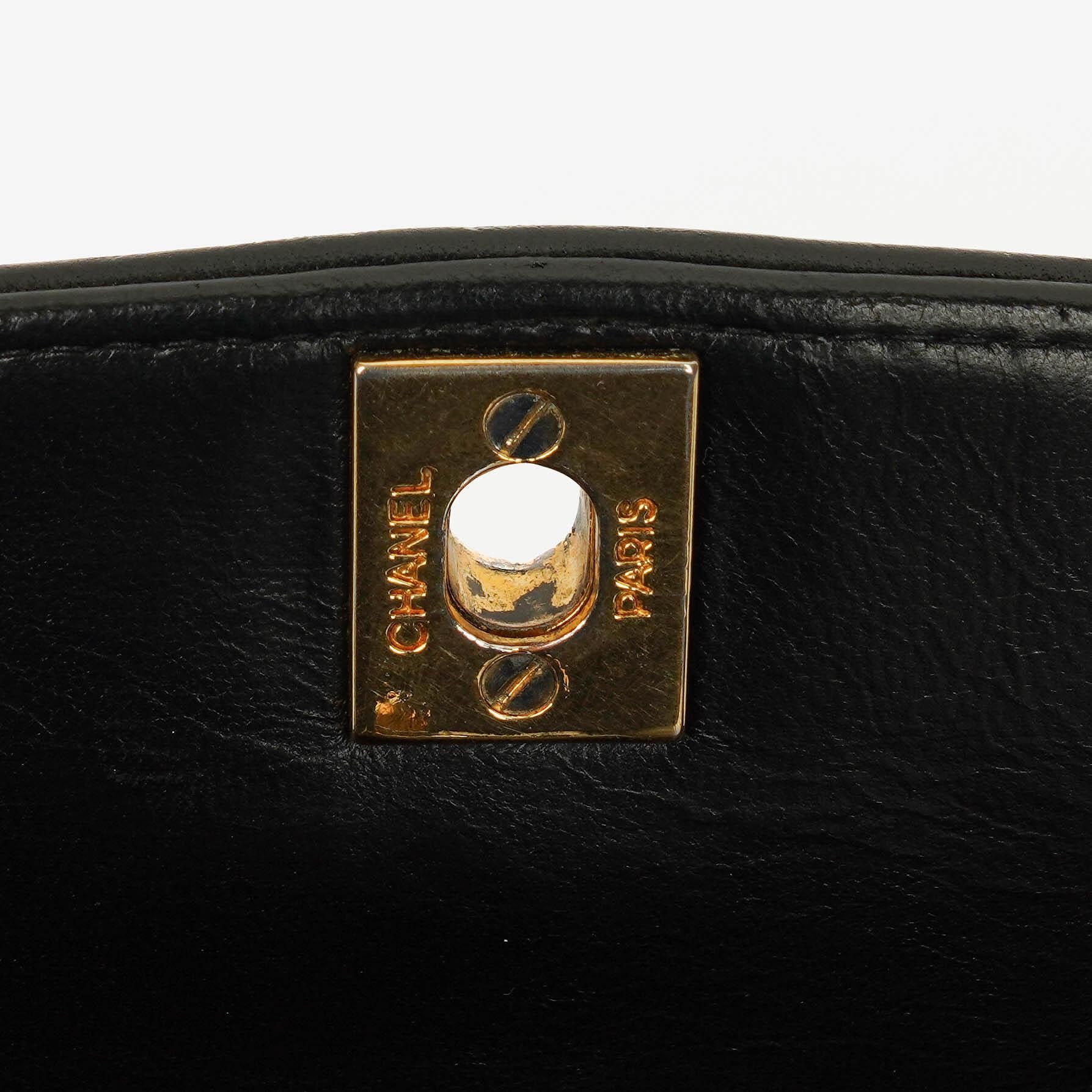 Chanel Diana Single Flap Tasche aus schwarzem vertikal gestepptem Lammleder mit 24K vergoldeter Hardware