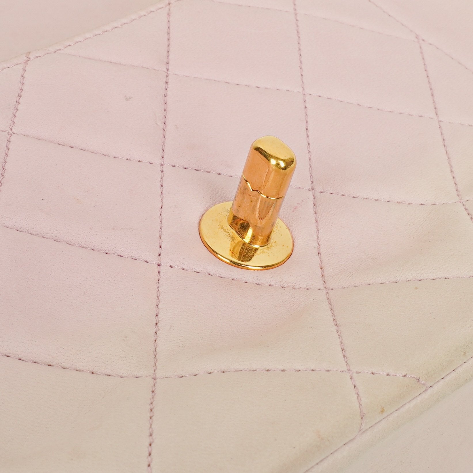 Chanel Diana Vintage Medium Flap Tasche aus gestepptem Lammleder mit 24K vergoldeter Hardware