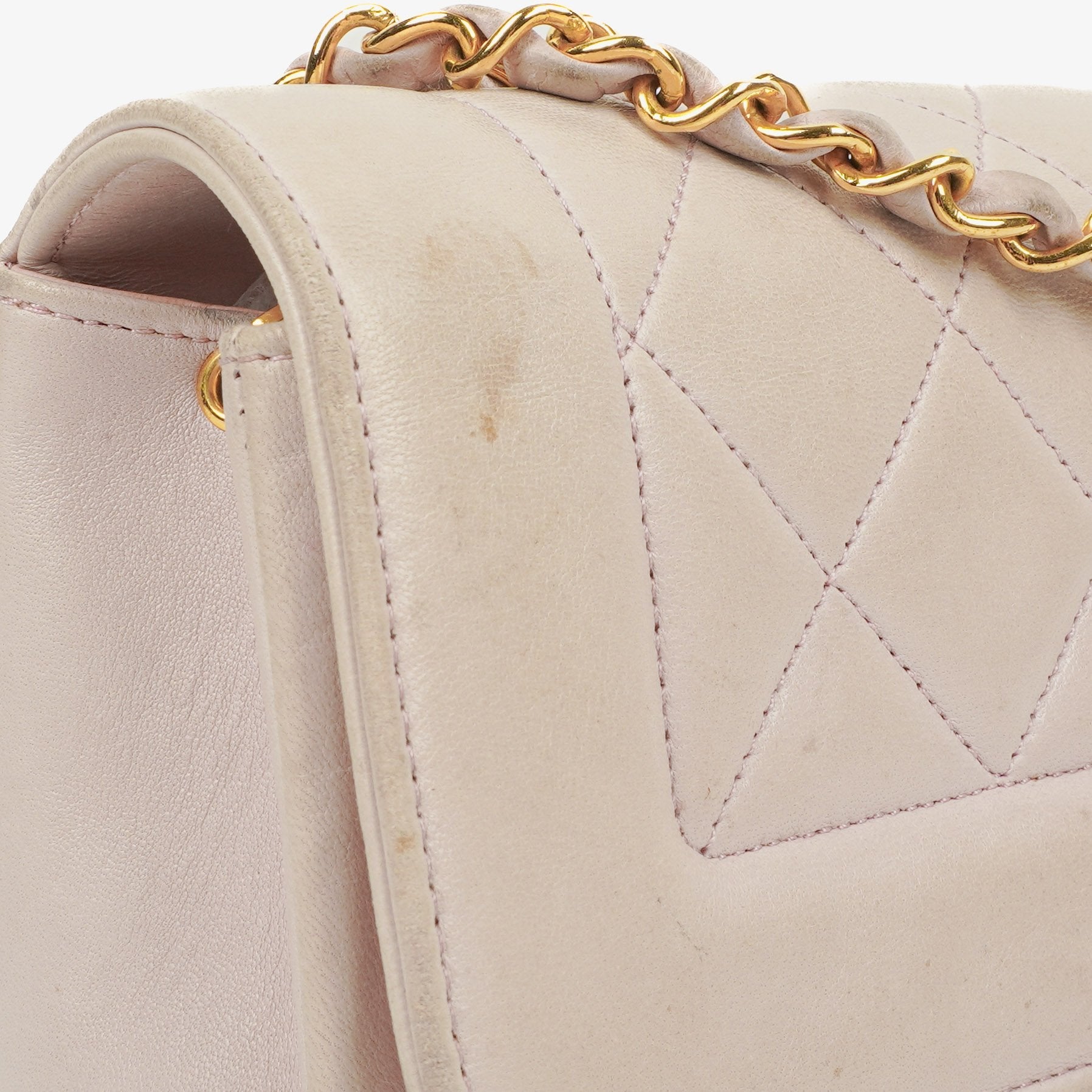Chanel Diana Vintage Medium Flap Tasche aus gestepptem Lammleder mit 24K vergoldeter Hardware