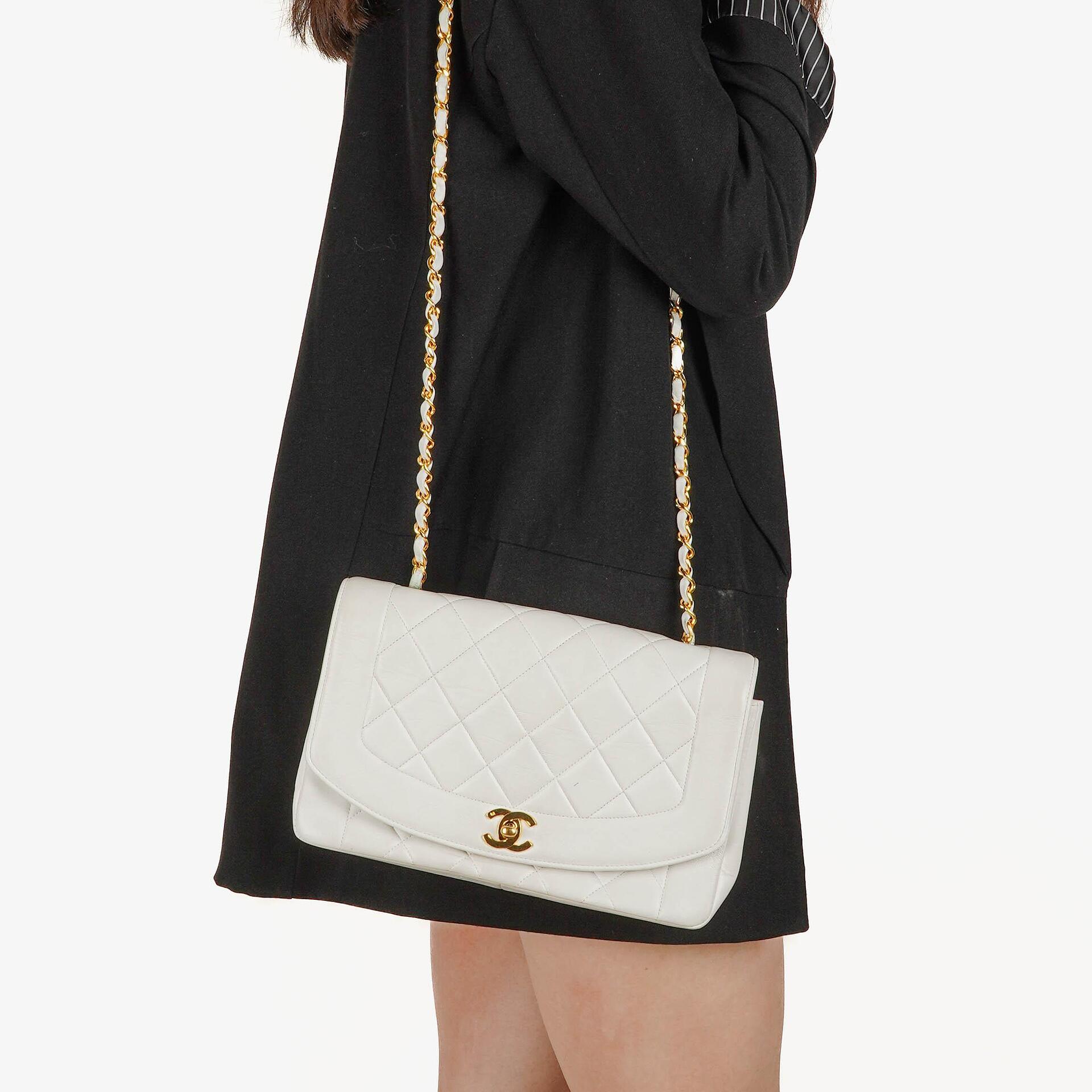Chanel Diana Vintage Medium Flap Tasche aus weißem gestepptem Lammleder mit 24K vergoldeter Hardware