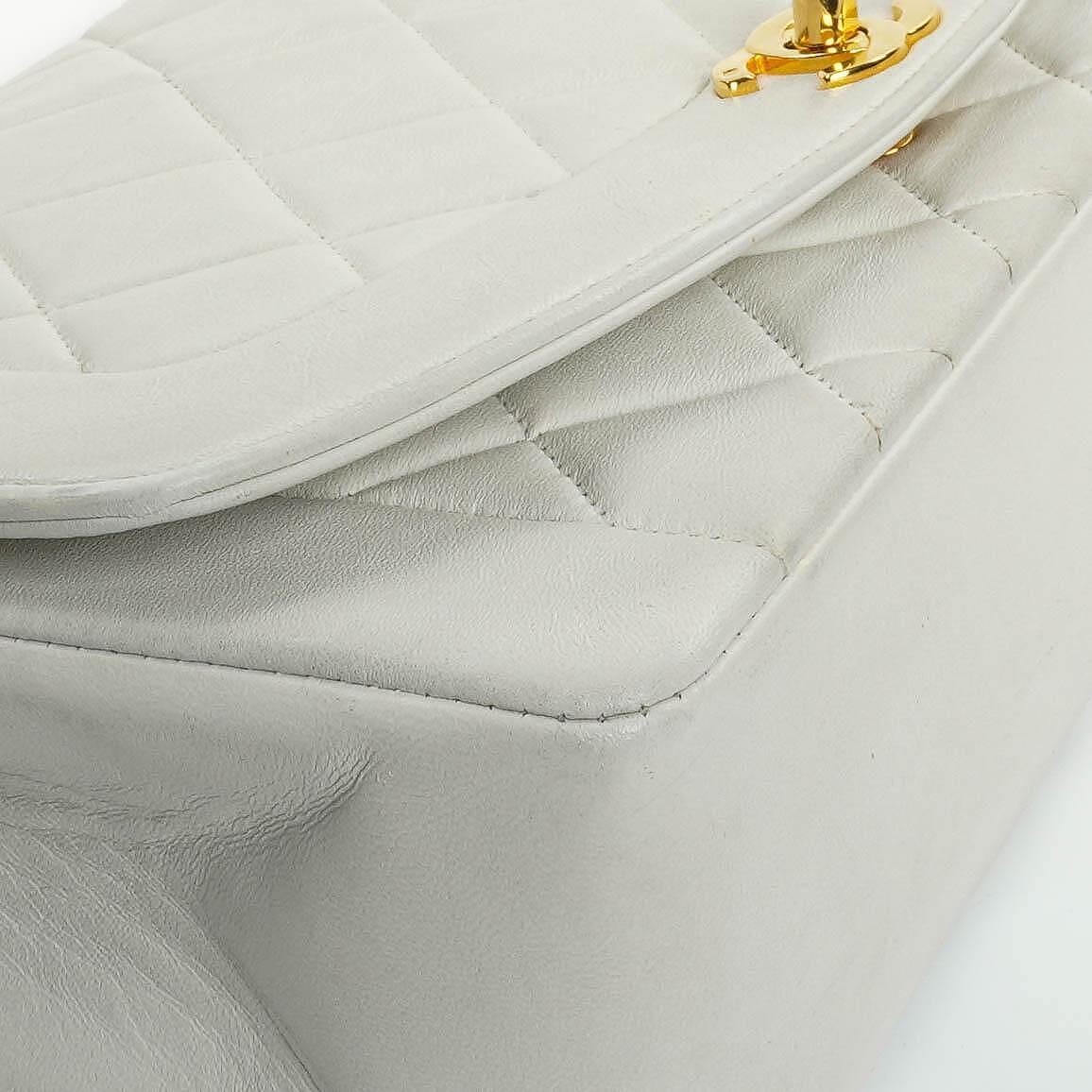 Chanel Diana Vintage Medium Flap Tasche aus weißem gestepptem Lammleder mit 24K vergoldeter Hardware