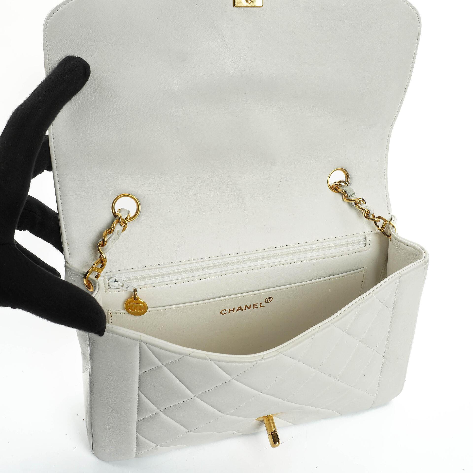 Chanel Diana Vintage Medium Flap Tasche aus weißem gestepptem Lammleder mit 24K vergoldeter Hardware