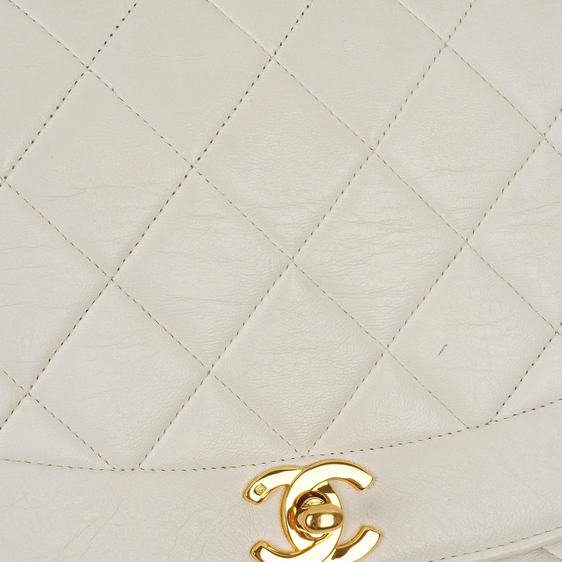 Chanel Diana Vintage Medium Flap Tasche aus weißem gestepptem Lammleder mit 24K vergoldeter Hardware