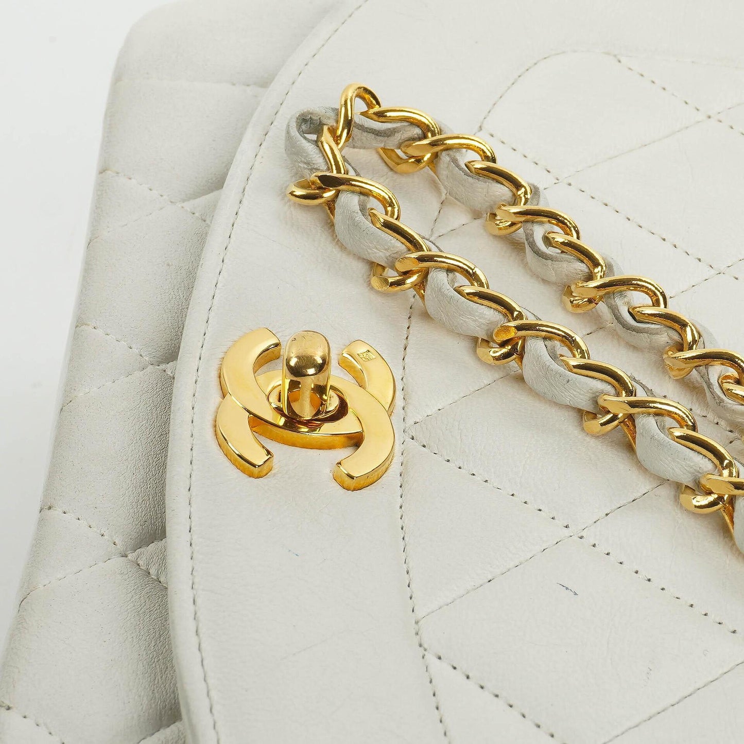 Chanel Diana Vintage Medium Flap Tasche aus weißem gestepptem Lammleder mit 24K vergoldeter Hardware