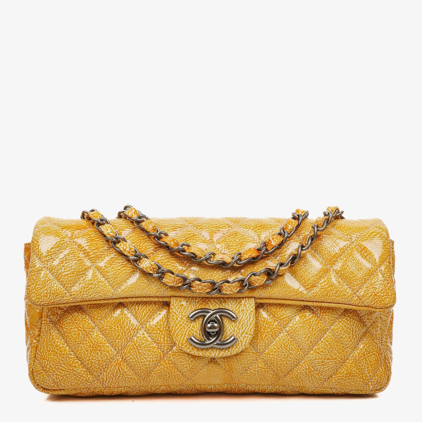 Chanel East West Genarbte Lackleder Klappentasche