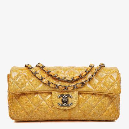 Chanel East West Genarbte Lackleder Klappentasche