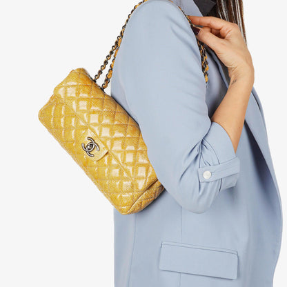 Chanel East West Genarbte Lackleder Klappentasche