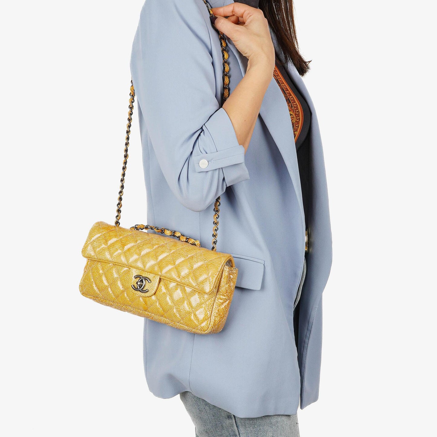 Chanel East West Genarbte Lackleder Klappentasche