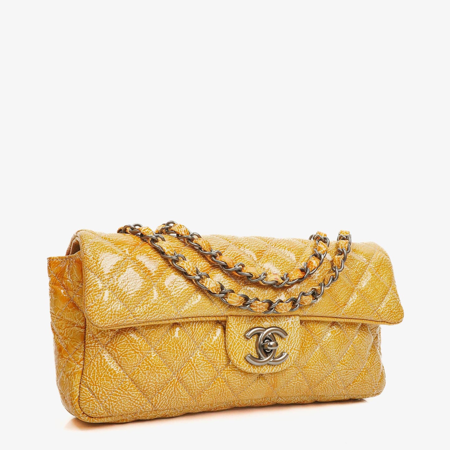 Chanel East West Genarbte Lackleder Klappentasche