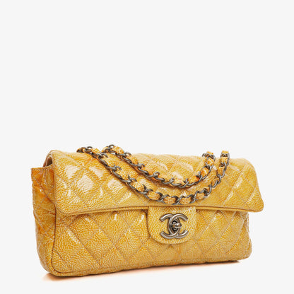Chanel East West Genarbte Lackleder Klappentasche