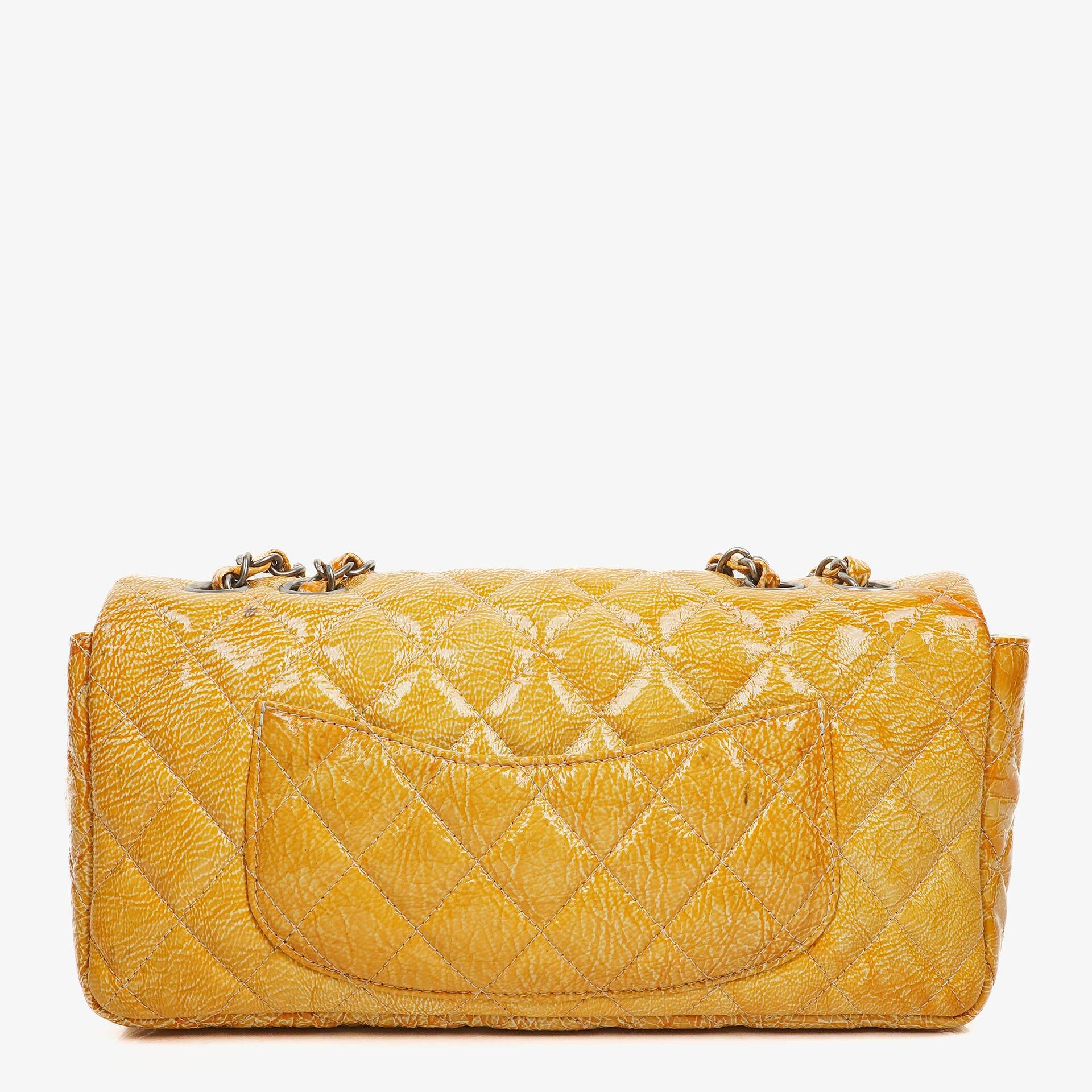 Chanel East West Genarbte Lackleder Klappentasche