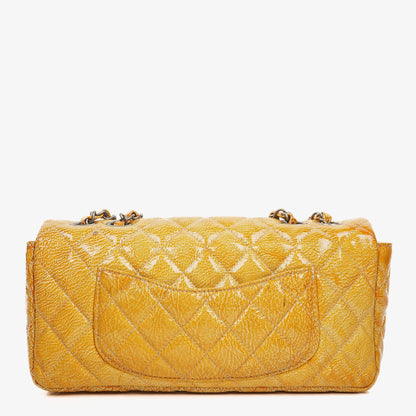 Chanel East West Genarbte Lackleder Klappentasche