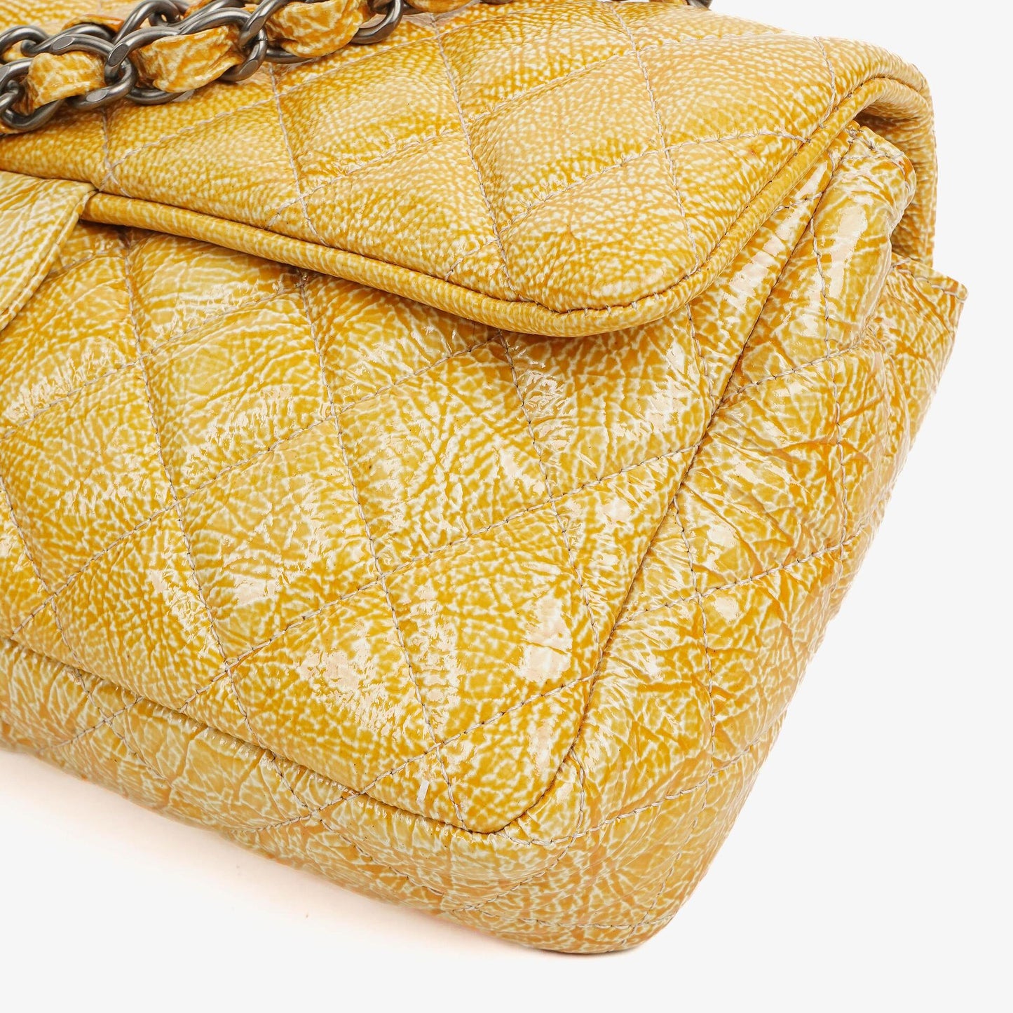 Chanel East West Genarbte Lackleder Klappentasche