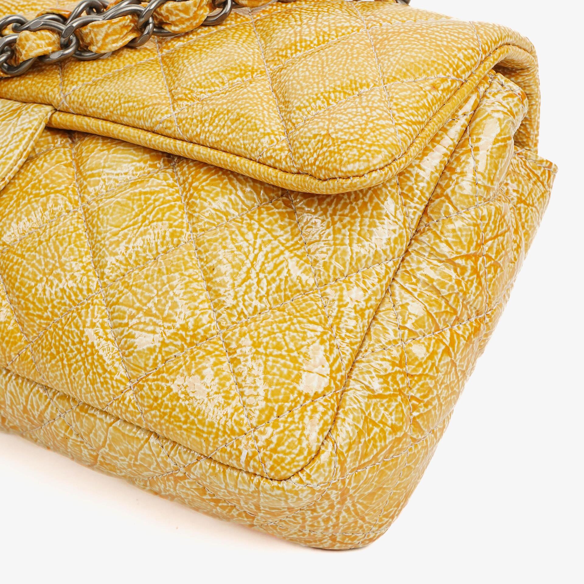 Chanel East West Genarbte Lackleder Klappentasche