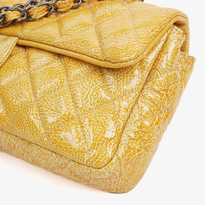 Chanel East West Genarbte Lackleder Klappentasche