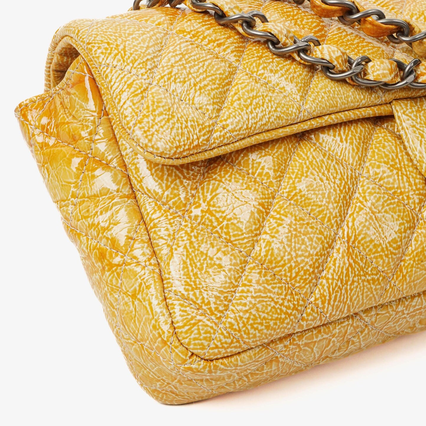 Chanel East West Genarbte Lackleder Klappentasche