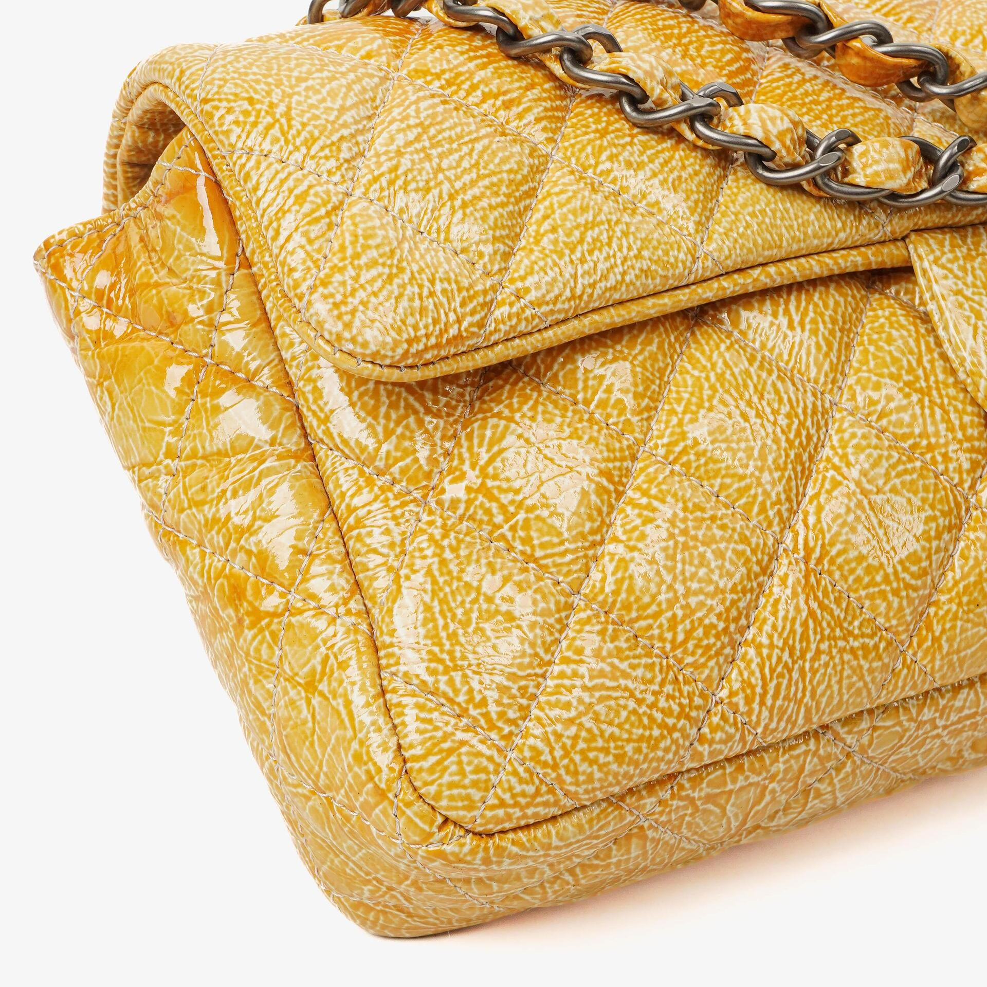 Chanel East West Genarbte Lackleder Klappentasche