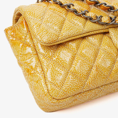 Chanel East West Genarbte Lackleder Klappentasche