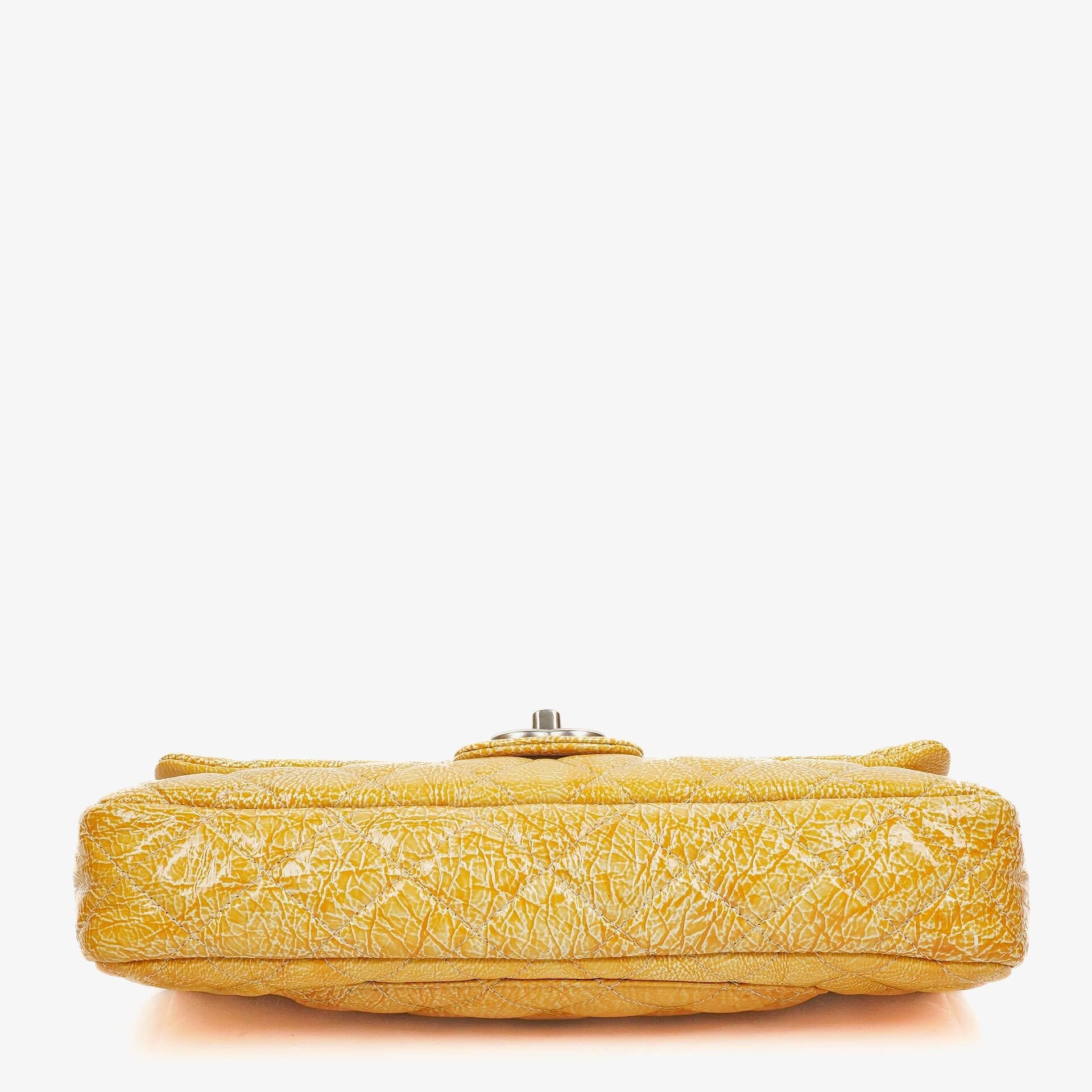 Chanel East West Genarbte Lackleder Klappentasche
