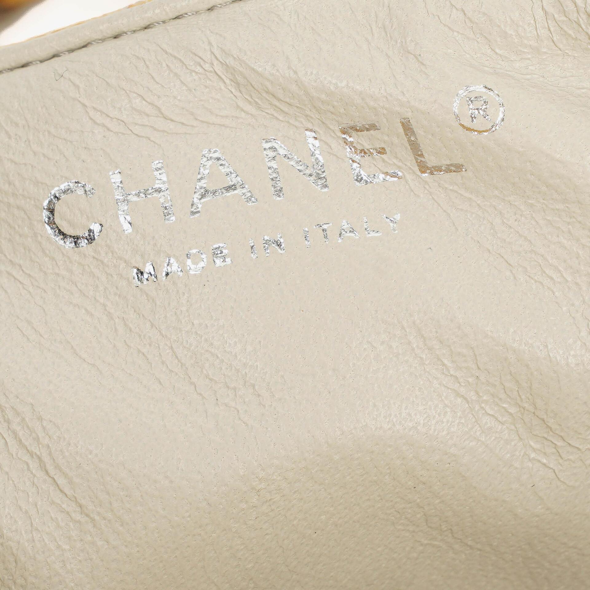Chanel East West Genarbte Lackleder Klappentasche