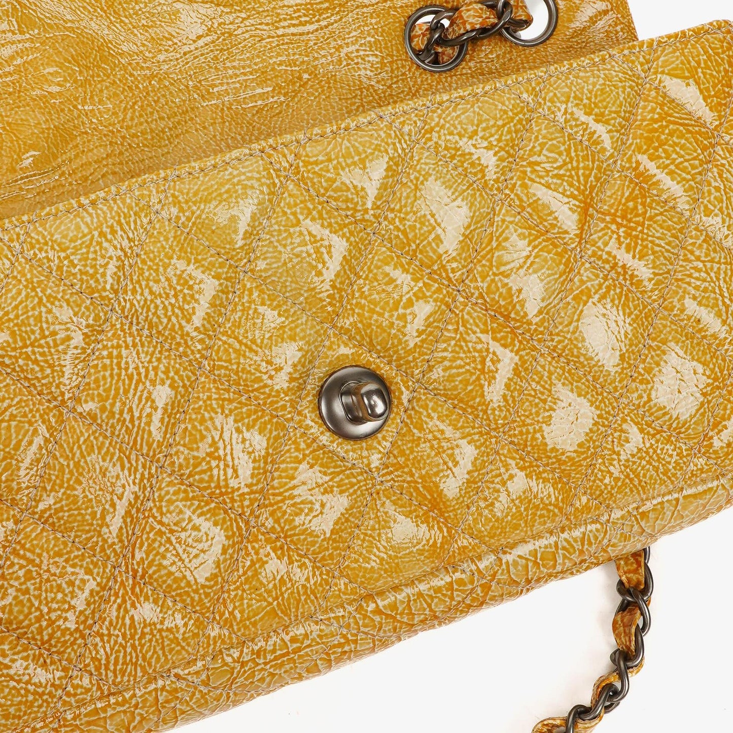 Chanel East West Genarbte Lackleder Klappentasche